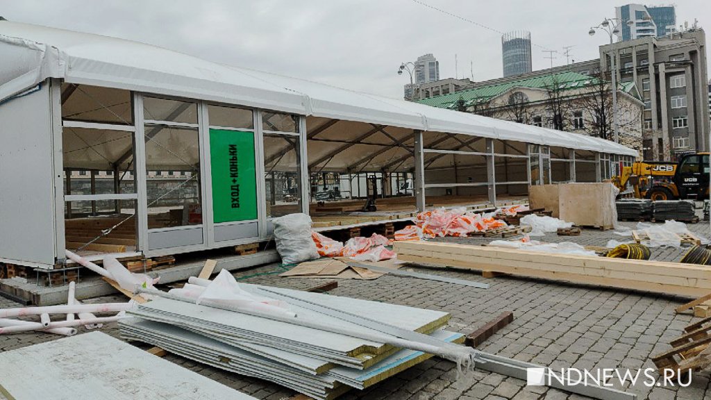 В центре Екатеринбурга монтируют елки для зимнего катка (ФОТО)