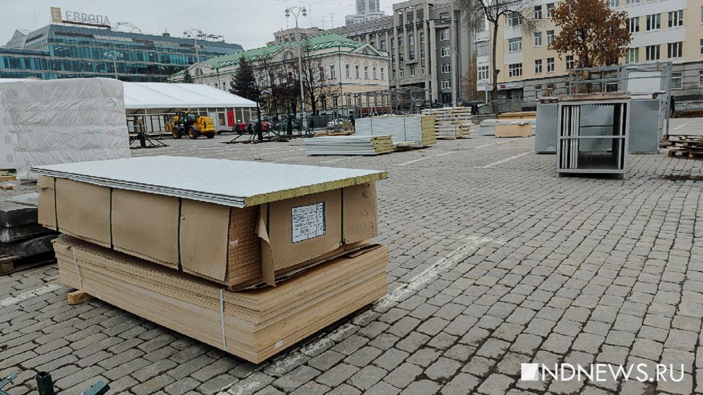 В центре Екатеринбурга монтируют елки для зимнего катка (ФОТО)