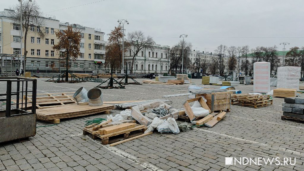 В центре Екатеринбурга монтируют елки для зимнего катка (ФОТО)