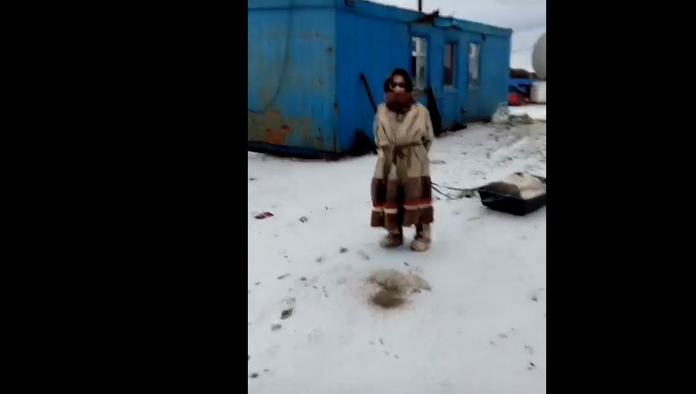 «Мы забытые люди на большой свалке»: авторы жалобы Бастрыкину показали ямальскую деревню без воды и еды