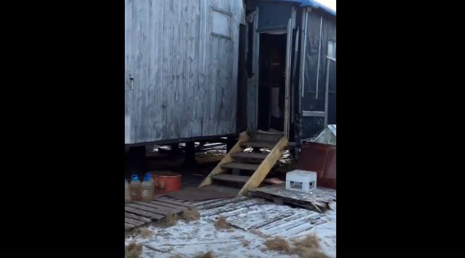 «Мы забытые люди на большой свалке»: авторы жалобы Бастрыкину показали ямальскую деревню без воды и еды