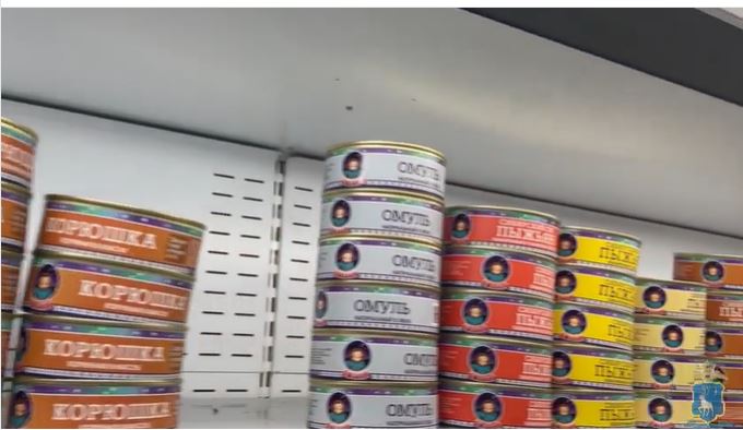 СОБР пришел в рыболовецкую артель – она продавала немаркированные консервы