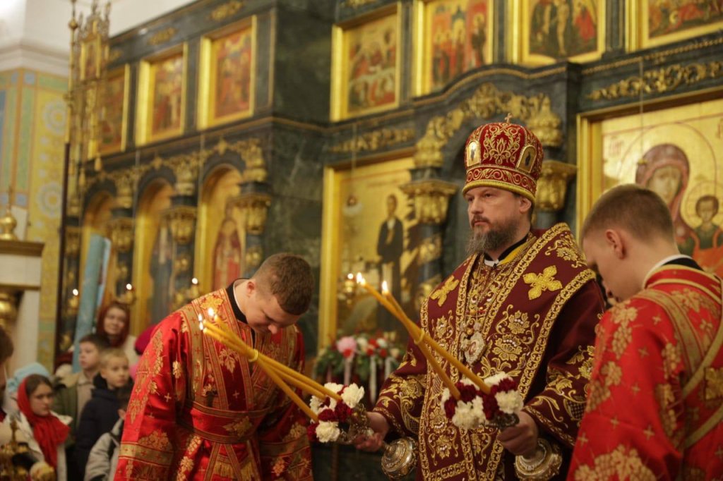 Екатеринбург отметил День святой Екатерины богослужением и крестным ходом
