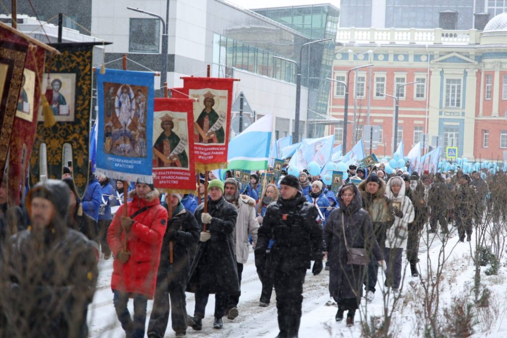 Екатеринбург отметил День святой Екатерины богослужением и крестным ходом
