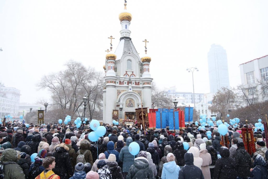 Екатеринбург отметил День святой Екатерины богослужением и крестным ходом