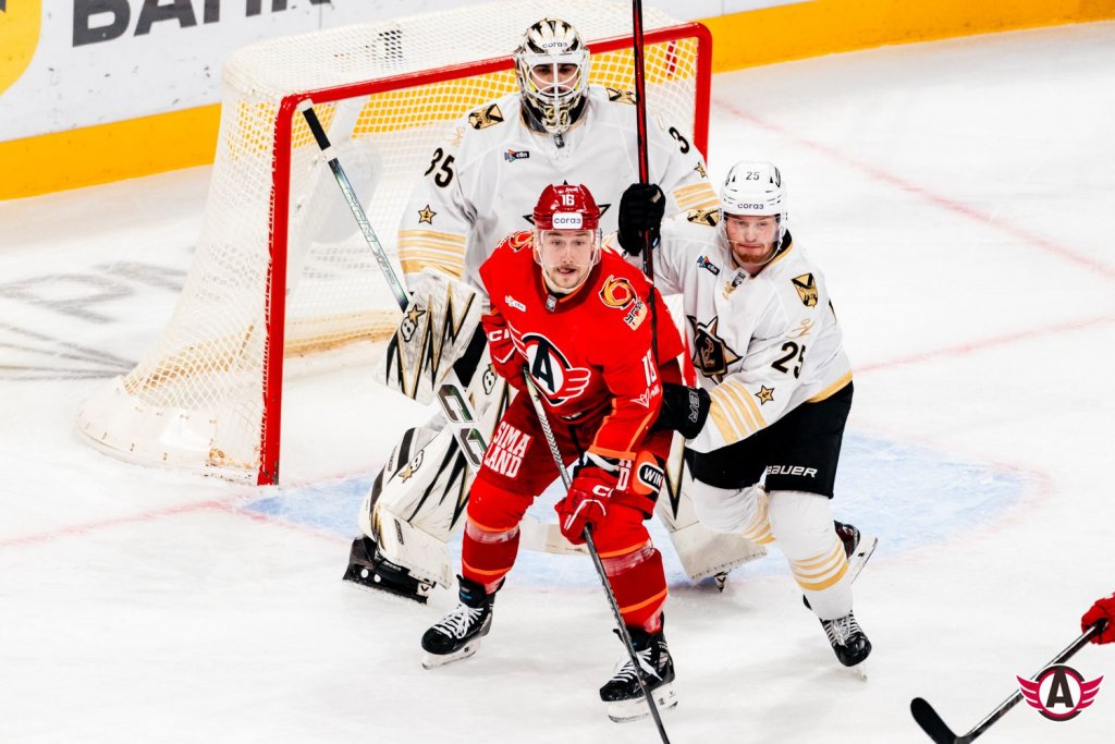 «Автомобилист» дома обыграл «Адмирал» под аккомпанемент оркестра МЧС