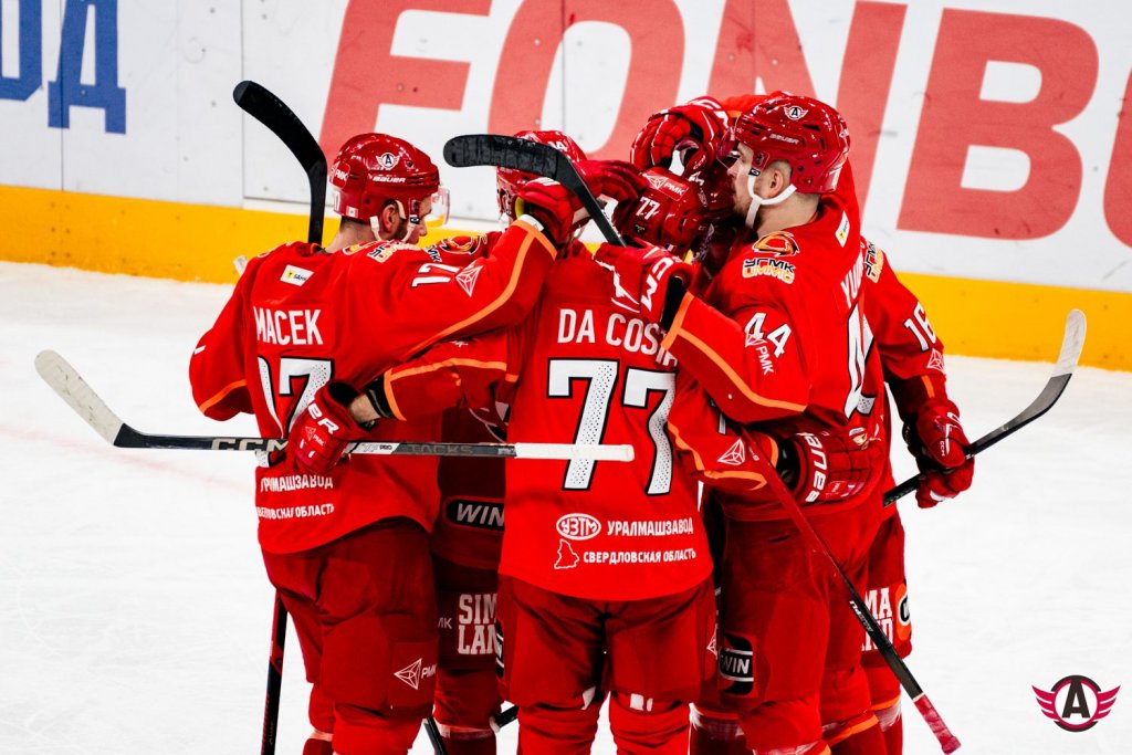 «Автомобилист» дома обыграл «Адмирал» под аккомпанемент оркестра МЧС