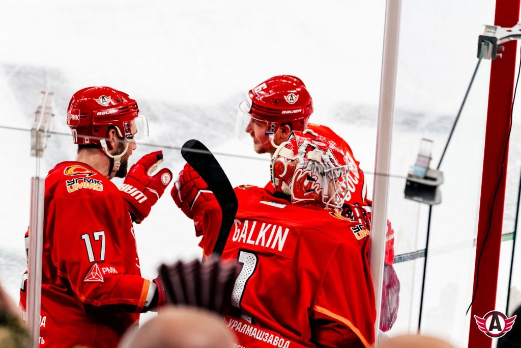 «Автомобилист» дома обыграл «Адмирал» под аккомпанемент оркестра МЧС