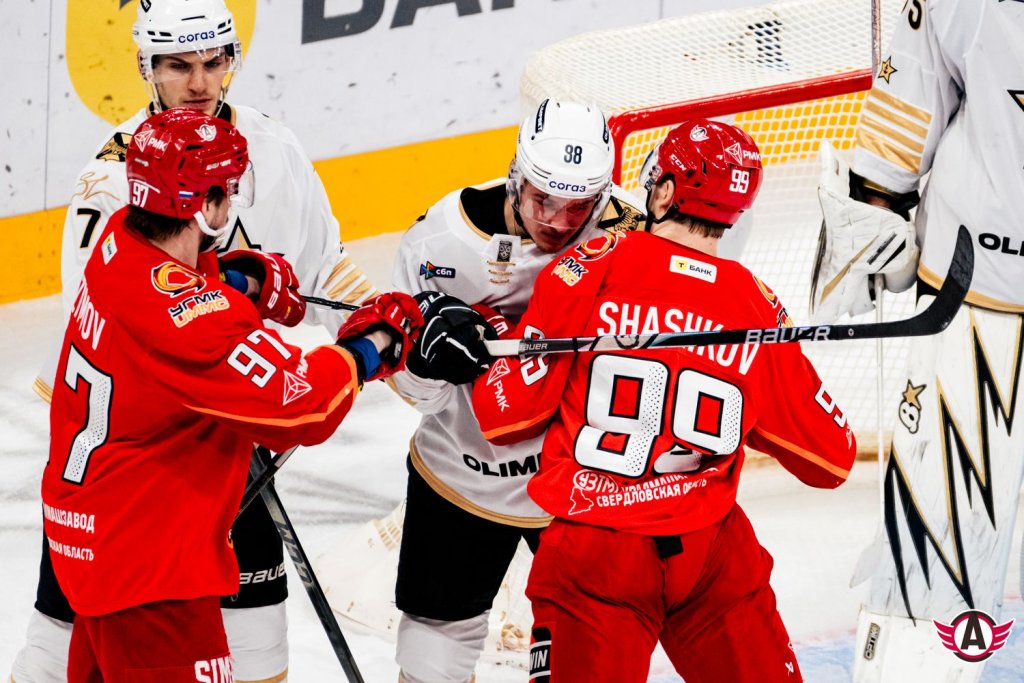 «Автомобилист» дома обыграл «Адмирал» под аккомпанемент оркестра МЧС