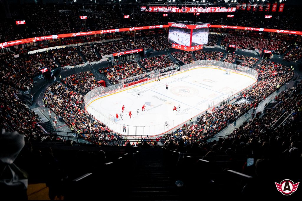 «Автомобилист» дома обыграл «Адмирал» под аккомпанемент оркестра МЧС