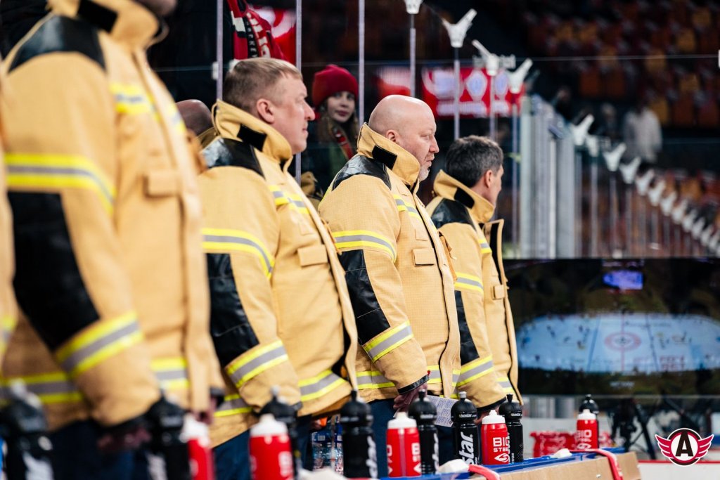 «Автомобилист» дома обыграл «Адмирал» под аккомпанемент оркестра МЧС