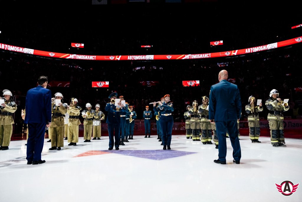 «Автомобилист» дома обыграл «Адмирал» под аккомпанемент оркестра МЧС