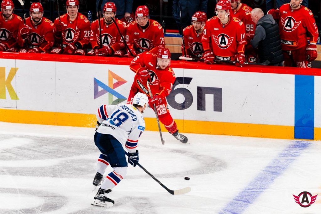 «Автомобилист» обыграл «Ладу» в новогоднем матче в Екатеринбурге