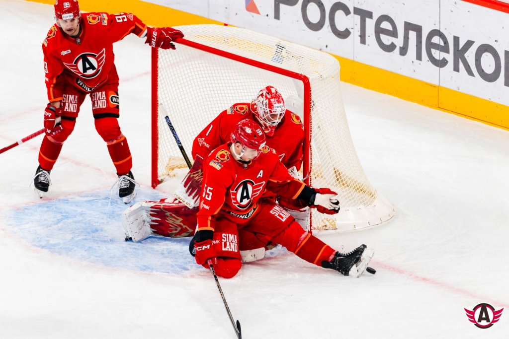 «Автомобилист» обыграл «Ладу» в новогоднем матче в Екатеринбурге