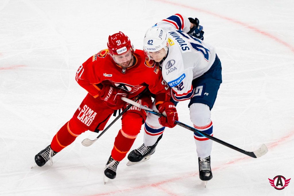 «Автомобилист» обыграл «Ладу» в новогоднем матче в Екатеринбурге