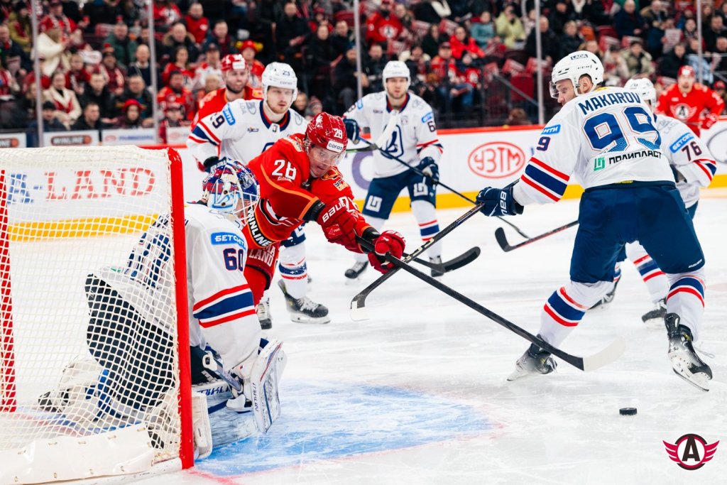 «Автомобилист» обыграл «Ладу» в новогоднем матче в Екатеринбурге