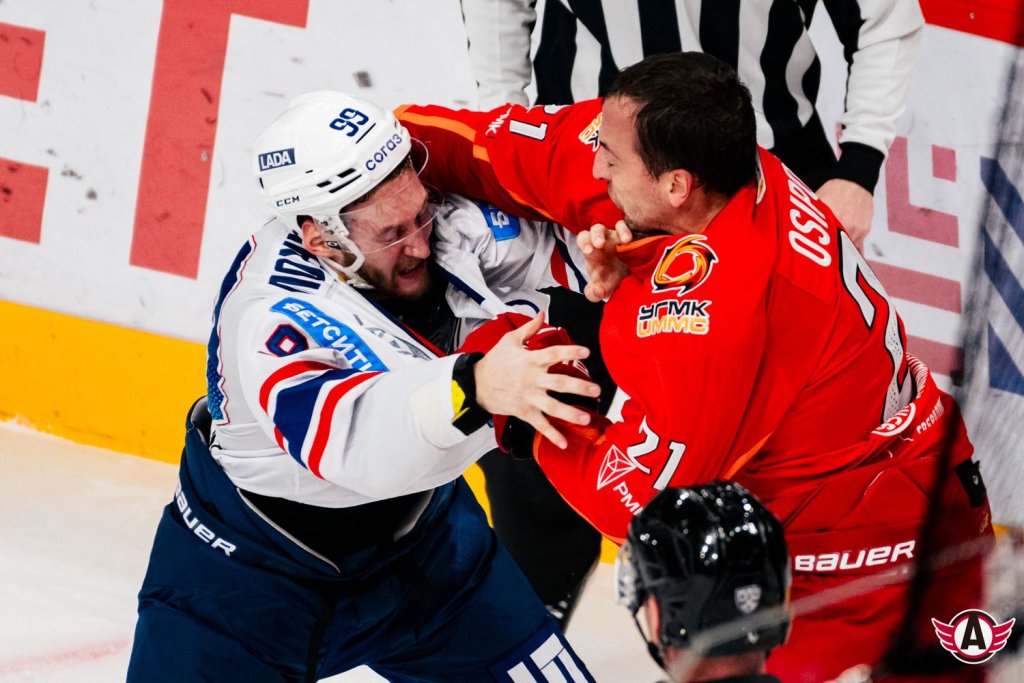 «Автомобилист» обыграл «Ладу» в новогоднем матче в Екатеринбурге