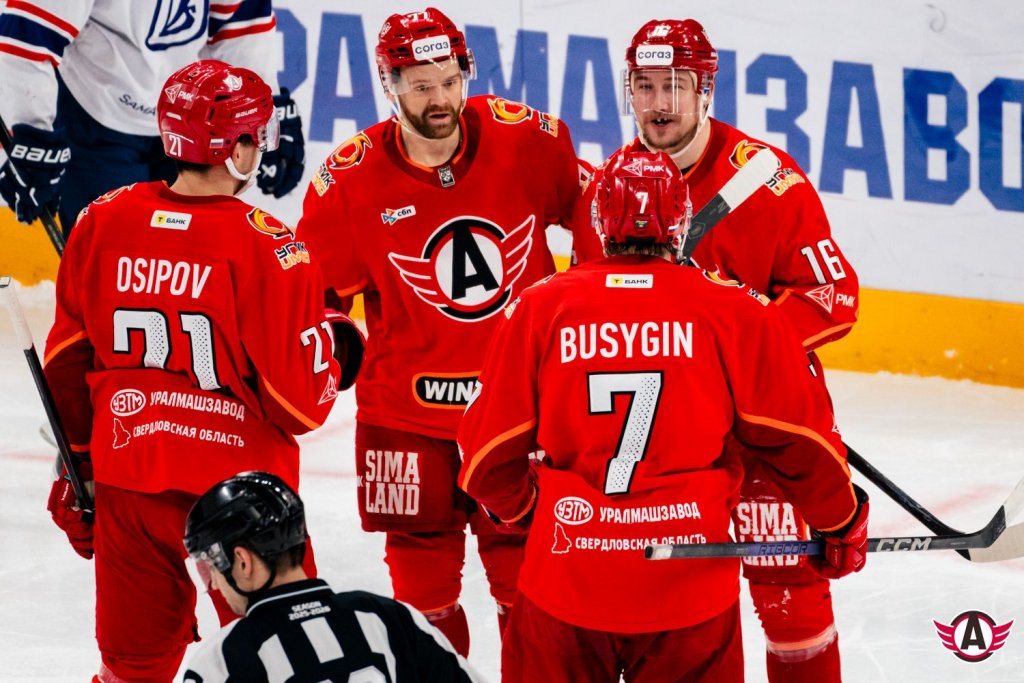 «Автомобилист» обыграл «Ладу» в новогоднем матче в Екатеринбурге