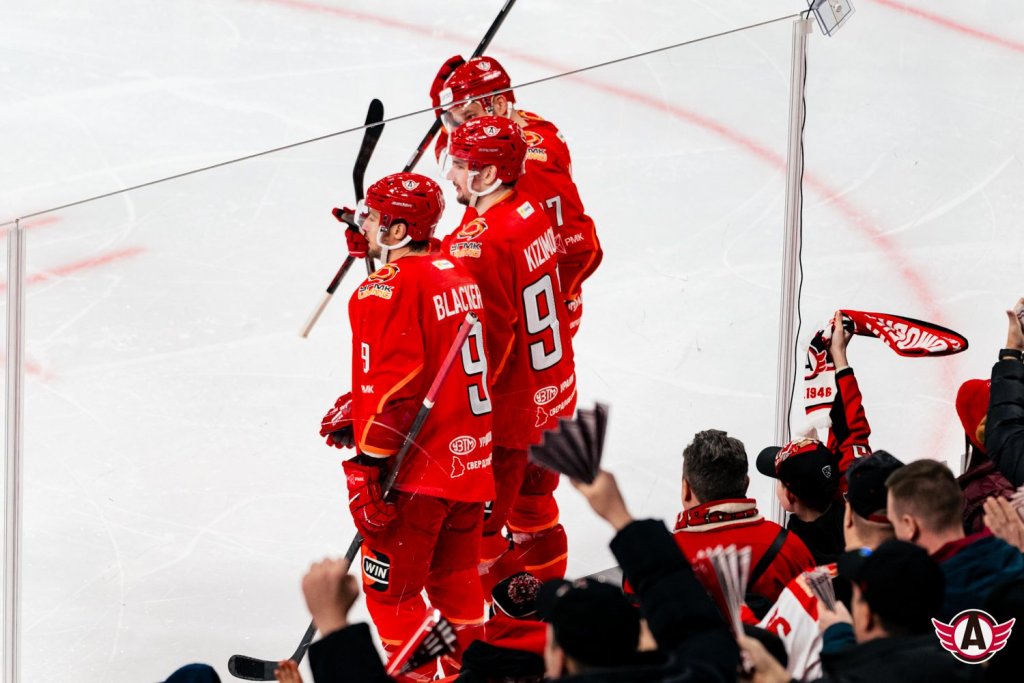 «Автомобилист» обыграл «Ладу» в новогоднем матче в Екатеринбурге