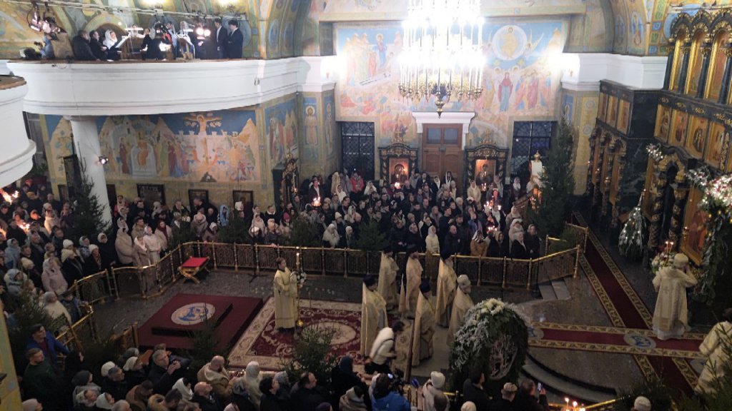 Десятки тысяч уральцев встретили Рождество в храмах