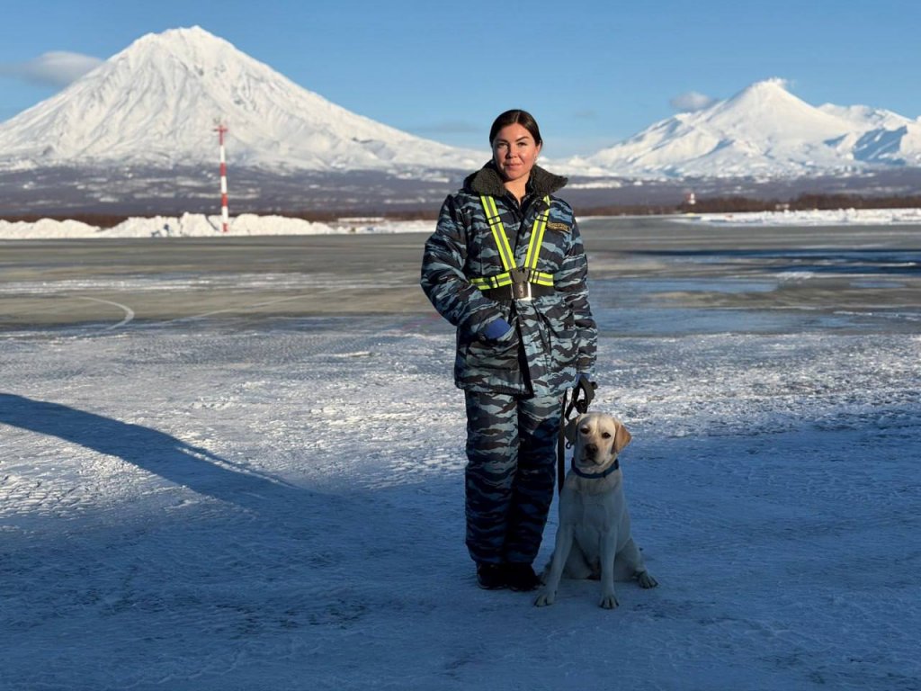 Кинологи Кольцово выучили собаку и отправили служить на край земли