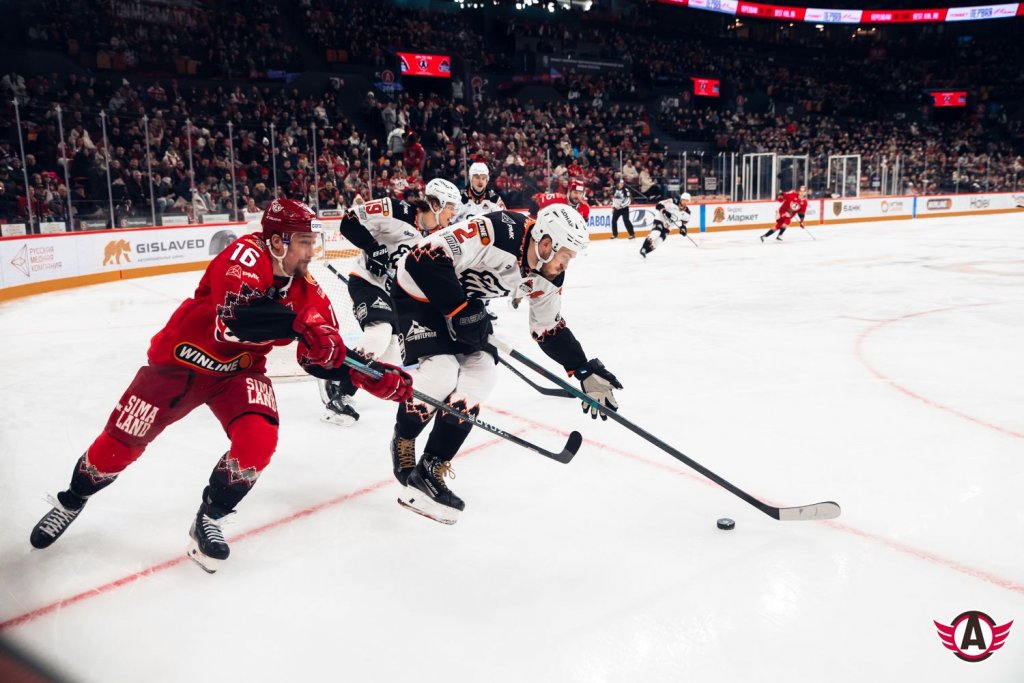 «Автомобилист» победил «Трактор» в сезонном «уральском дерби»