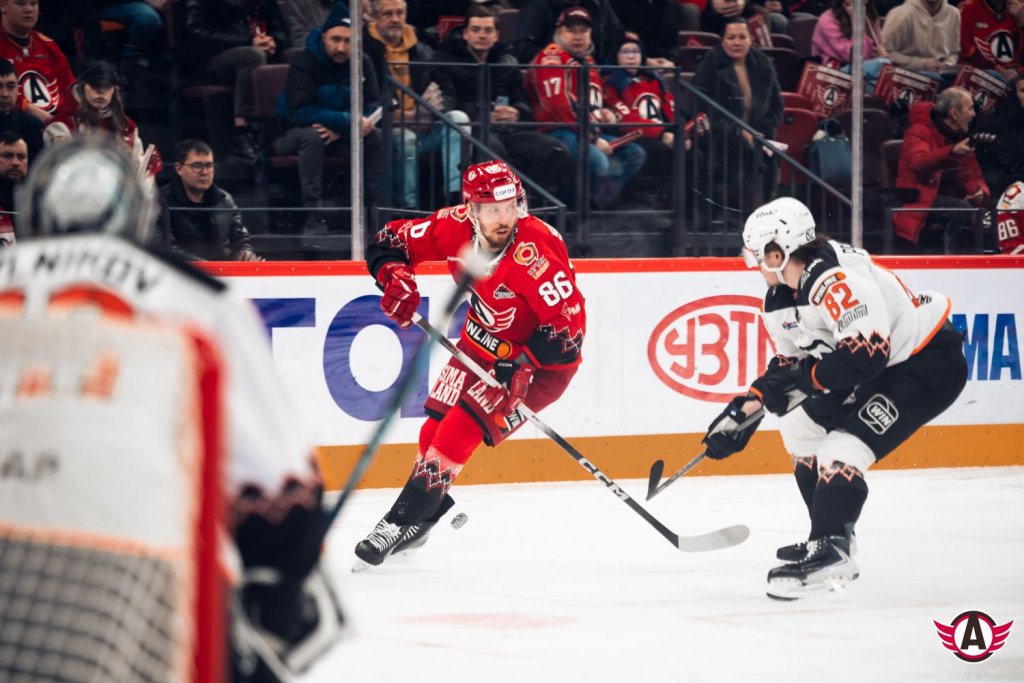 «Автомобилист» победил «Трактор» в сезонном «уральском дерби»