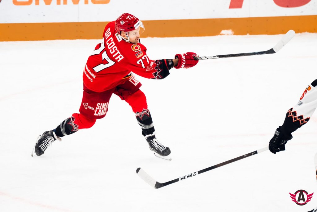 «Автомобилист» победил «Трактор» в сезонном «уральском дерби»