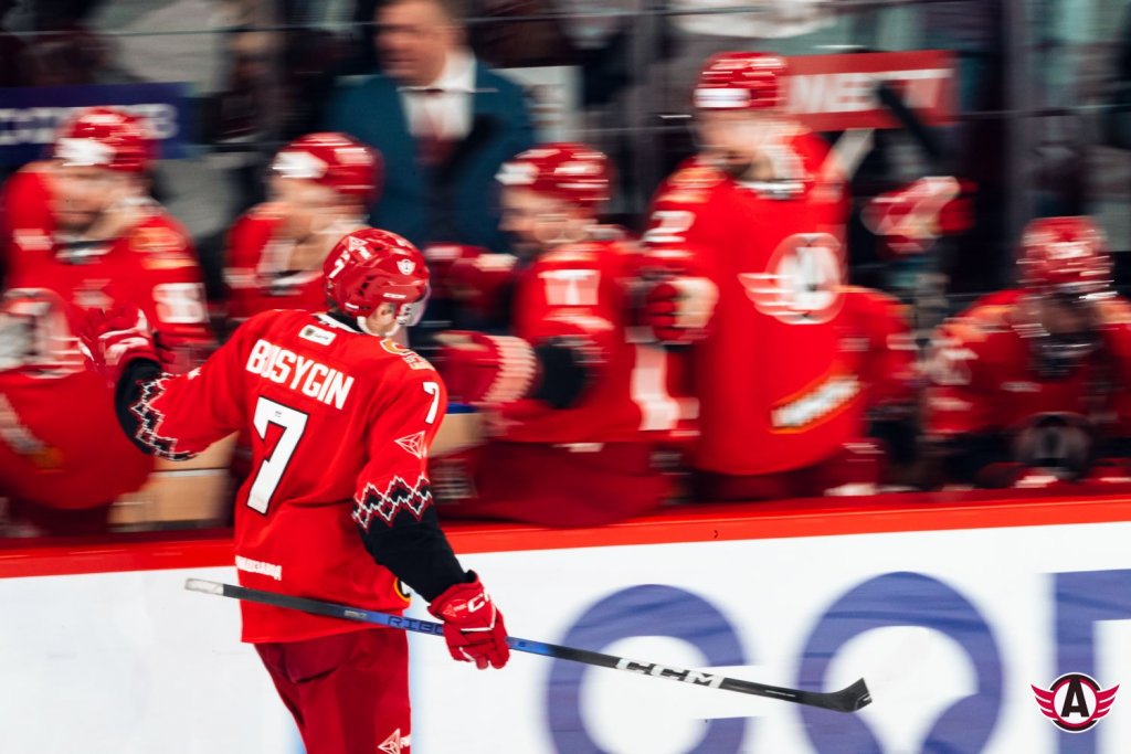 «Автомобилист» победил «Трактор» в сезонном «уральском дерби»