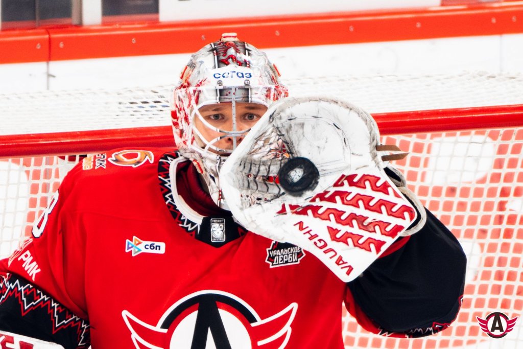 «Автомобилист» победил «Трактор» в сезонном «уральском дерби»