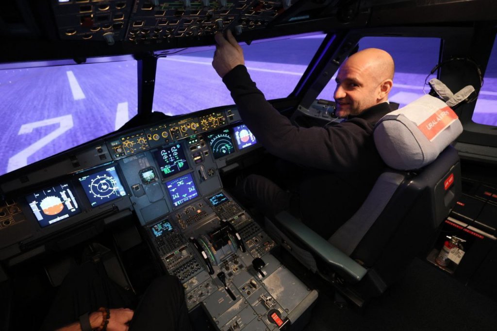 Полпред президента Артем Жога наградил сотрудников «Уральских авиалиний» (ФОТО)