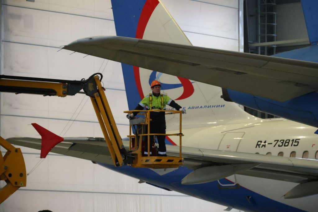 Полпред президента Артем Жога наградил сотрудников «Уральских авиалиний» (ФОТО)