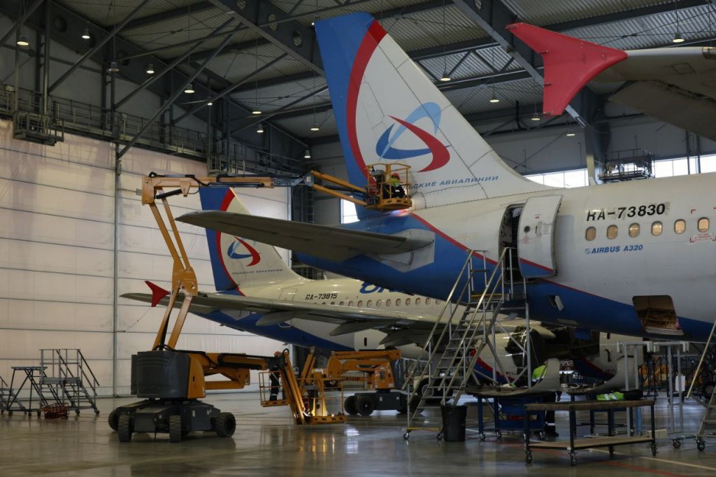 Полпред президента Артем Жога наградил сотрудников «Уральских авиалиний» (ФОТО)