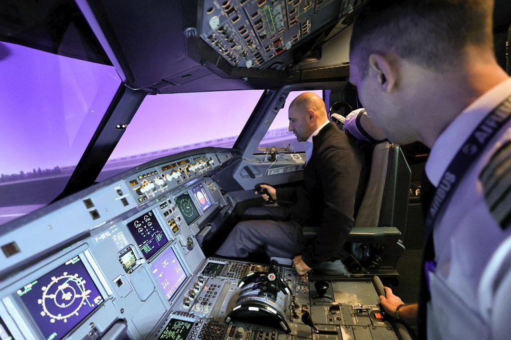 Полпред президента Артем Жога наградил сотрудников «Уральских авиалиний» (ФОТО)