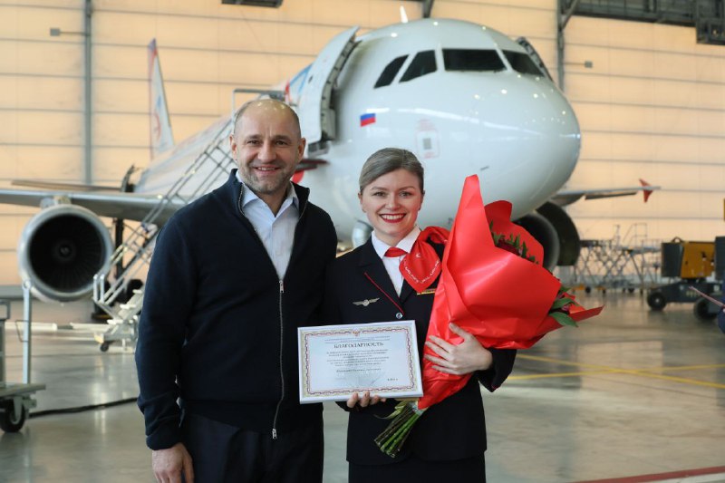 Полпред президента Артем Жога наградил сотрудников «Уральских авиалиний» (ФОТО)