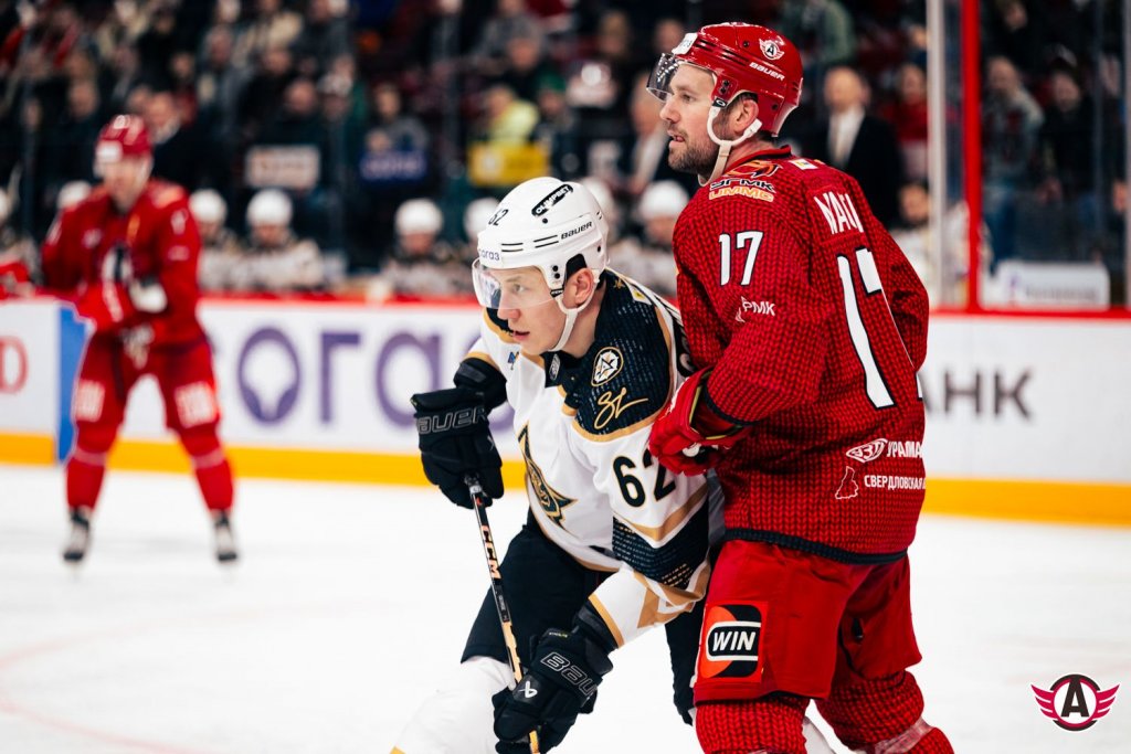 «Автомобилист» проиграл домашний матч аутсайдеру КХЛ. Фанаты кричали: «Что происходит?»