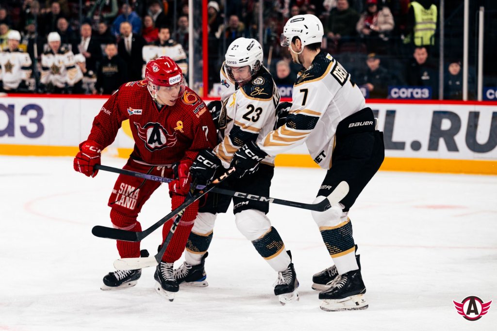 «Автомобилист» проиграл домашний матч аутсайдеру КХЛ. Фанаты кричали: «Что происходит?»