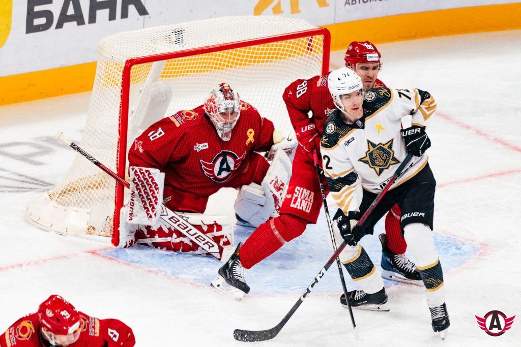 «Автомобилист» проиграл домашний матч аутсайдеру КХЛ. Фанаты кричали: «Что происходит?»