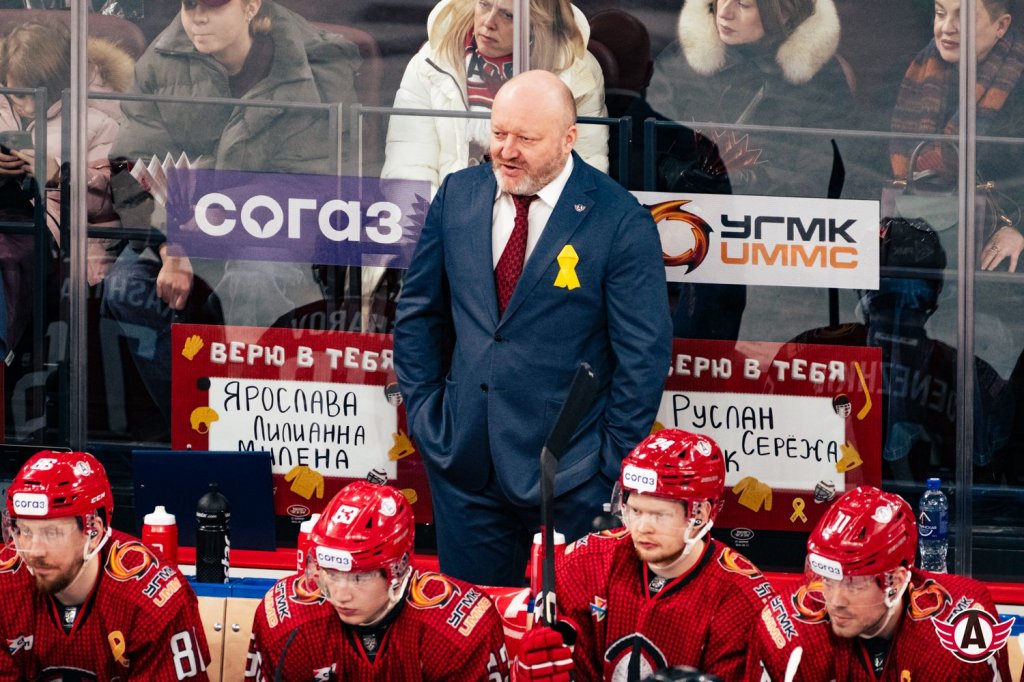 «Автомобилист» проиграл домашний матч аутсайдеру КХЛ. Фанаты кричали: «Что происходит?»