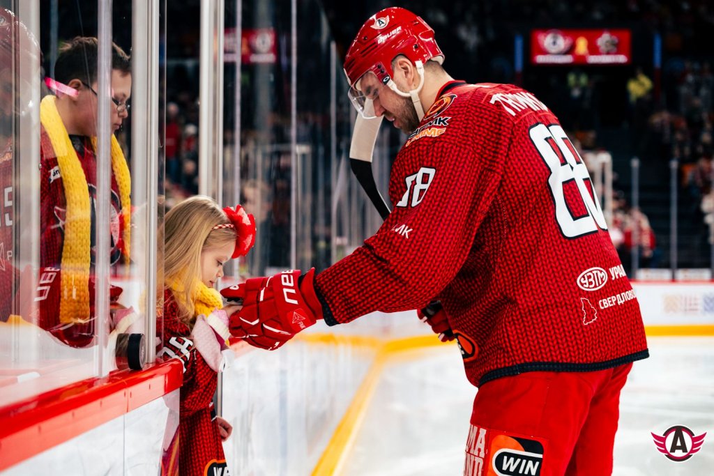 «Автомобилист» проиграл домашний матч аутсайдеру КХЛ. Фанаты кричали: «Что происходит?»