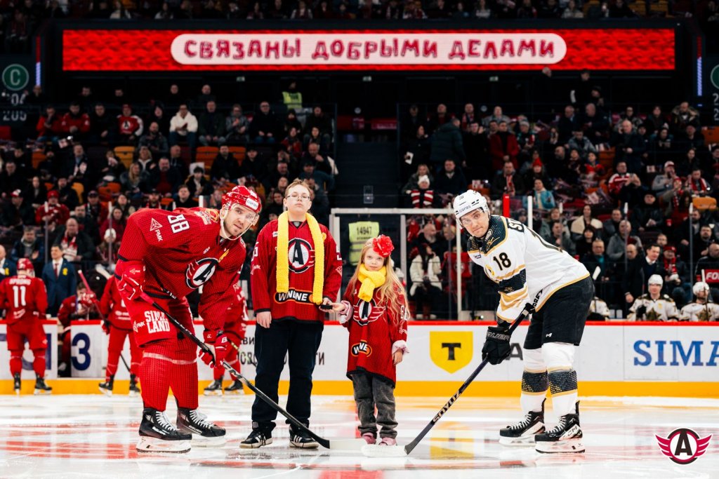 «Автомобилист» проиграл домашний матч аутсайдеру КХЛ. Фанаты кричали: «Что происходит?»