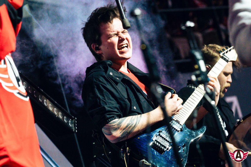 «Автомобилист» начал плей-офф с победы: драки, голы Спронга и рок-н-ролл