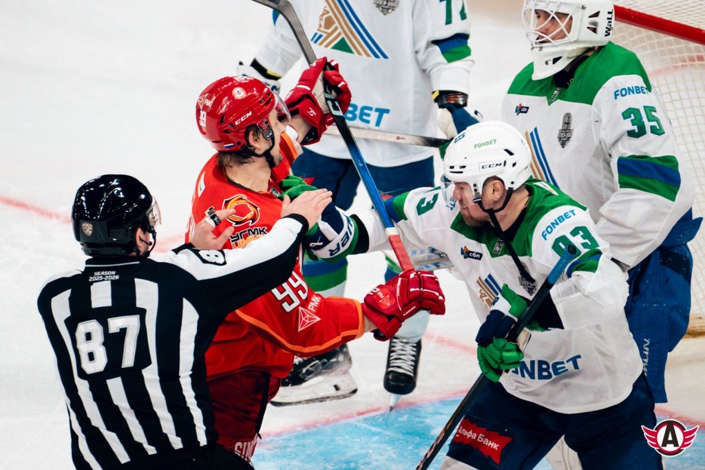 «Автомобилист» начал плей-офф с победы: драки, голы Спронга и рок-н-ролл