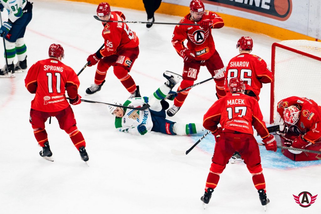 «Автомобилист» начал плей-офф с победы: драки, голы Спронга и рок-н-ролл