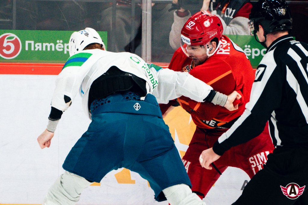 «Автомобилист» начал плей-офф с победы: драки, голы Спронга и рок-н-ролл