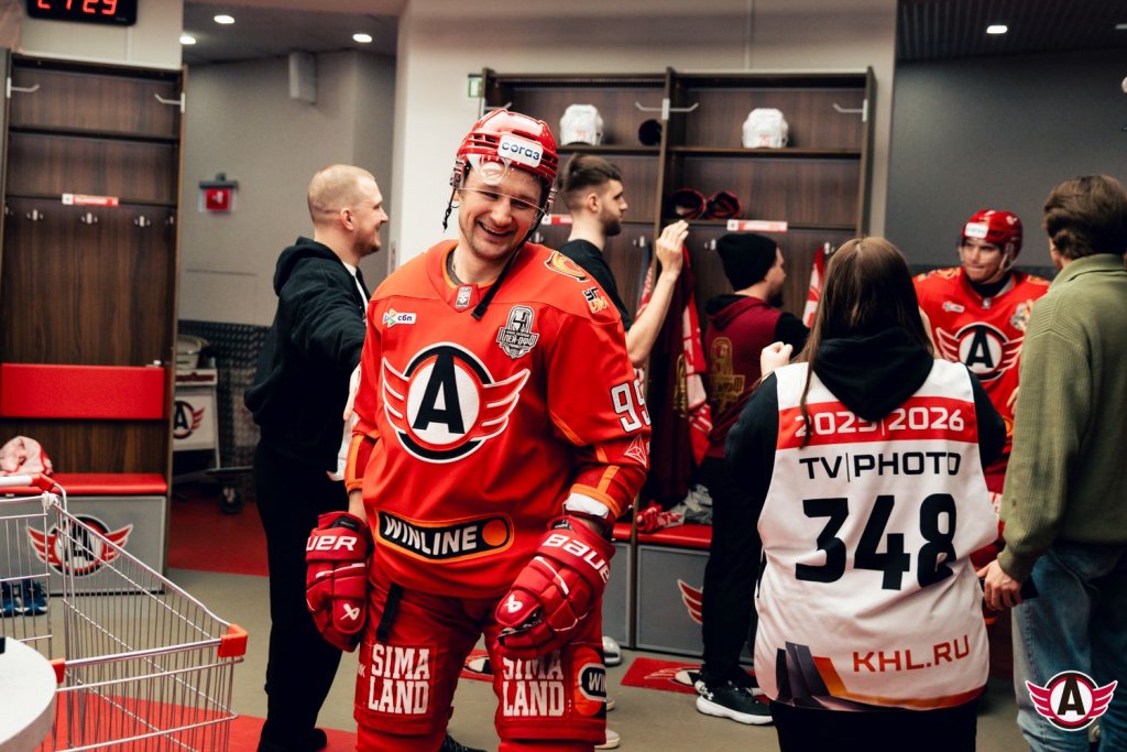 «Автомобилист» начал плей-офф с победы: драки, голы Спронга и рок-н-ролл