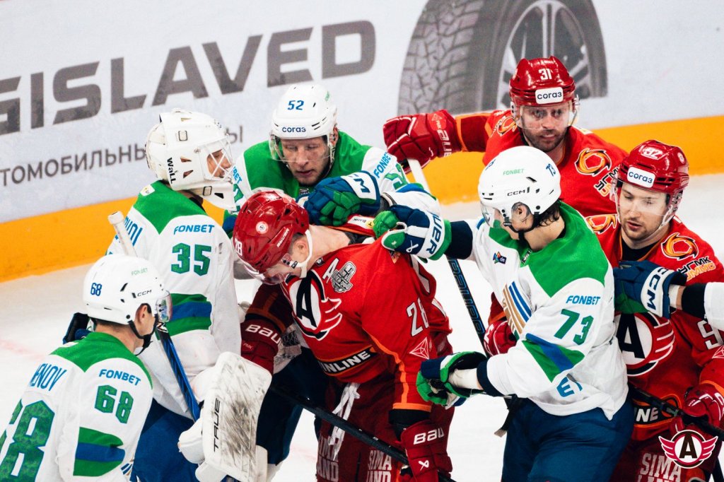 «Автомобилист» начал плей-офф с победы: драки, голы Спронга и рок-н-ролл