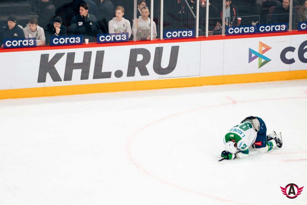 «Автомобилист» начал плей-офф с победы: драки, голы Спронга и рок-н-ролл