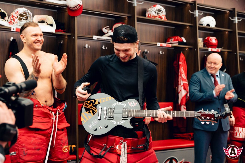 «Автомобилист» начал плей-офф с победы: драки, голы Спронга и рок-н-ролл