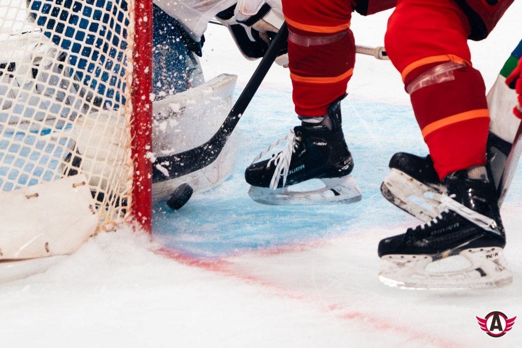 «Автомобилист» начал плей-офф с победы: драки, голы Спронга и рок-н-ролл